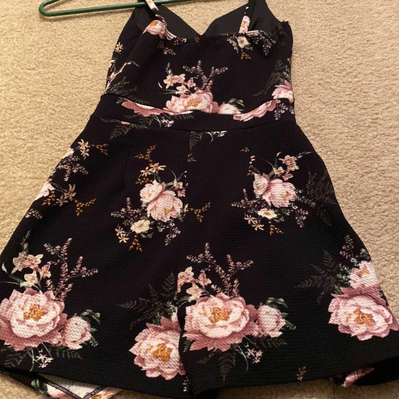 Beautiful flower romper - Picture 2 of 2